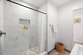 Cozy & Stylish Home Spacious, Fully Equipped Stay