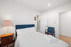 Cozy & Stylish Home Spacious, Fully Equipped Stay