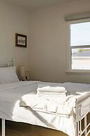 Cozy & Stylish Home Spacious, Fully Equipped Stay