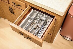 Cozy & Stylish Home Spacious, Fully Equipped Stay