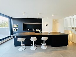 Spacious 3 bedroom large terrace&parking
