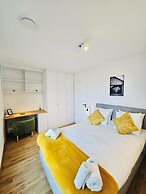 Spacious 3 bedroom large terrace&parking