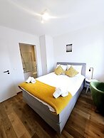 Spacious 3 bedroom large terrace&parking