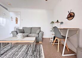 2 Bedrooms - 3 Beds - Quiet Retreat - Parking