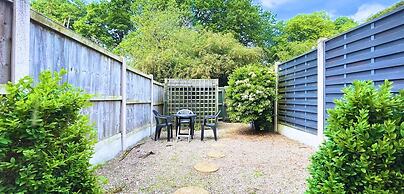 2 Bedrooms - 3 Beds - Quiet Retreat - Parking