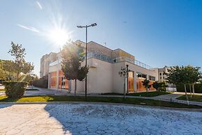 Spacious 1BR Apartment With Resort Access