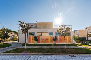 Spacious 1BR Apartment With Resort Access