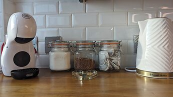 Stylish Studio, Central Bexhill, Home Comforts