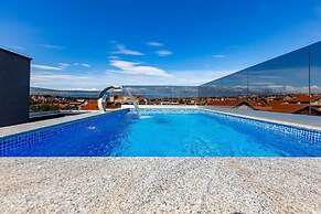 Exquisite Prestige Luxury Apartments With Shared Pool