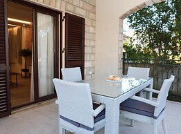 Stylish Apartment With Modern Elegance in Herceg Novi Area