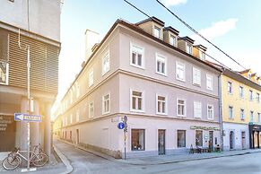 Roksoxhome Designer Boutique Apartment