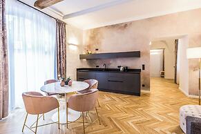 Roksoxhome Designer Boutique Apartment