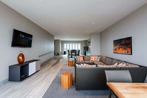 Stunning CozySuites on Elm St. 08