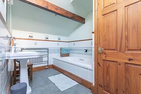 Haworth Village House - Sleeps 6, Parking & Pets!