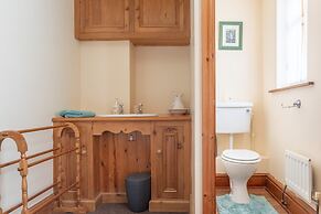 Haworth Village House - Sleeps 6, Parking & Pets!