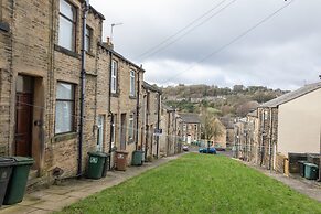 Haworth Village House - Sleeps 6, Parking & Pets!