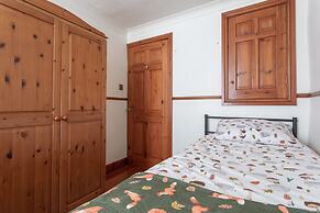 Haworth Village House - Sleeps 6, Parking & Pets!