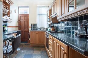 Haworth Village House - Sleeps 6, Parking & Pets!