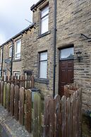 Haworth Village House - Sleeps 6, Parking & Pets!