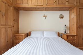 Haworth Village House - Sleeps 6, Parking & Pets!