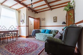 Haworth Village House - Sleeps 6, Parking & Pets!