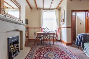 Haworth Village House - Sleeps 6, Parking & Pets!