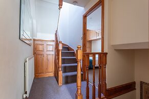 Haworth Village House - Sleeps 6, Parking & Pets!