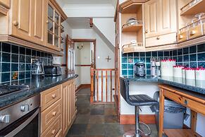 Haworth Village House - Sleeps 6, Parking & Pets!
