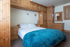 Haworth Village House - Sleeps 6, Parking & Pets!