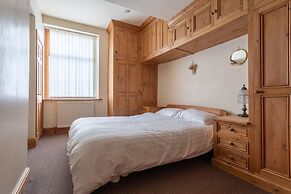 Haworth Village House - Sleeps 6, Parking & Pets!