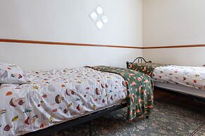 Haworth Village House - Sleeps 6, Parking & Pets!