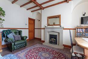 Haworth Village House - Sleeps 6, Parking & Pets!