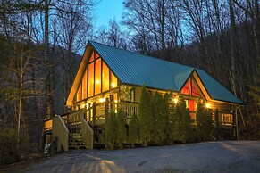 Tree-lined Cabin w/ Hot Tub & Deck in Bryson City