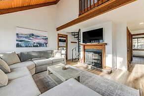 Walk to Ski Slopes: Wintergreen Resort Treehouse