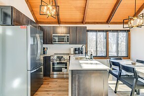 Walk to Ski Slopes: Wintergreen Resort Treehouse