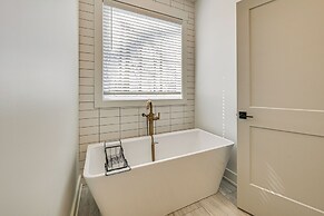 Nolin Lake Views: Spacious Home in Clarkson!