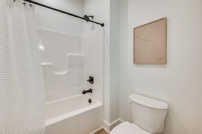 Nolin Lake Views: Spacious Home in Clarkson!