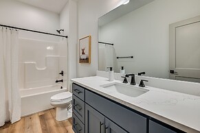 Nolin Lake Views: Spacious Home in Clarkson!