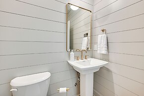 Nolin Lake Views: Spacious Home in Clarkson!