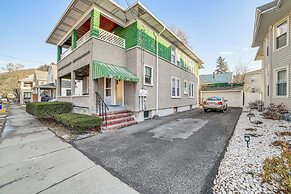1 Mi to Dtwn Binghamton: Apt w/ Covered Balcony!