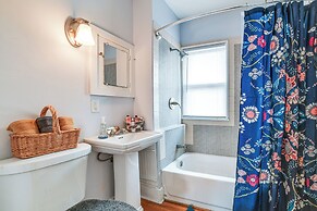 1 Mi to Dtwn Binghamton: Apt w/ Covered Balcony!