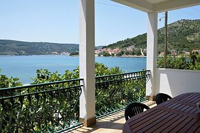 Spacious Seaside Retreat in Poljica