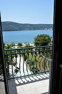 Spacious Seaside Retreat in Poljica