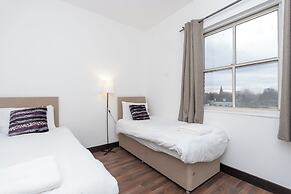 Modern 2-bed Home - Sleeps 6 & Free Parking