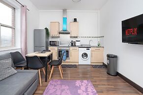 Modern 2-bed Home - Sleeps 6 & Free Parking