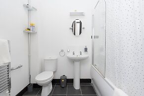 Modern 2-bed Home - Sleeps 6 & Free Parking