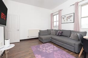 Modern 2-bed Home - Sleeps 6 & Free Parking