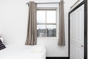 Modern 2-bed Home - Sleeps 6 & Free Parking