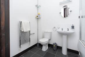 Modern 2-bed Home - Sleeps 6 & Free Parking