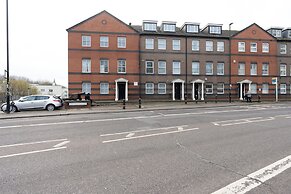 Modern 2-bed Home - Sleeps 6 & Free Parking